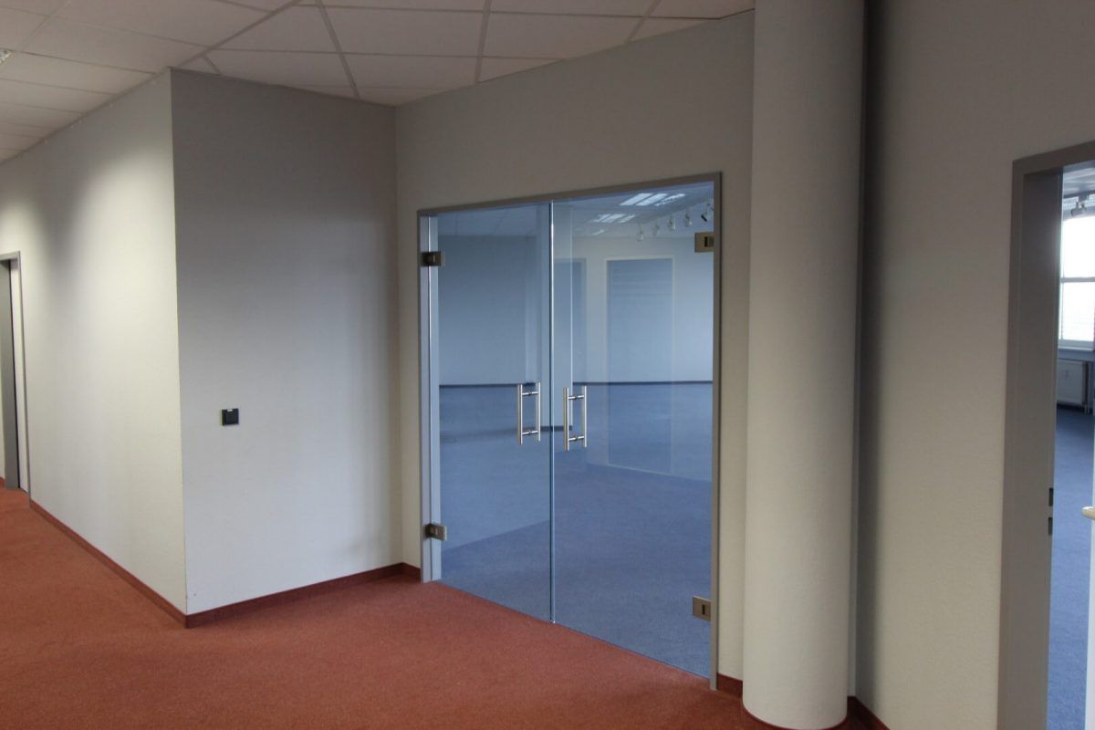 1.OG-13a-Glastür_Großraumbüro